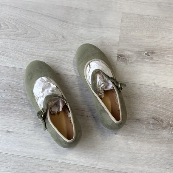 Boden Velvet Mary JanesLeaf Green Size 10.5/11 NWT in packaging